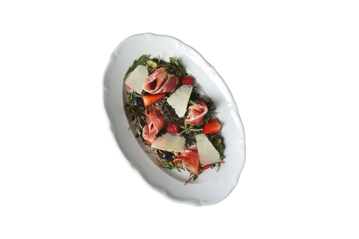 Руккола с прошутто и ягодами