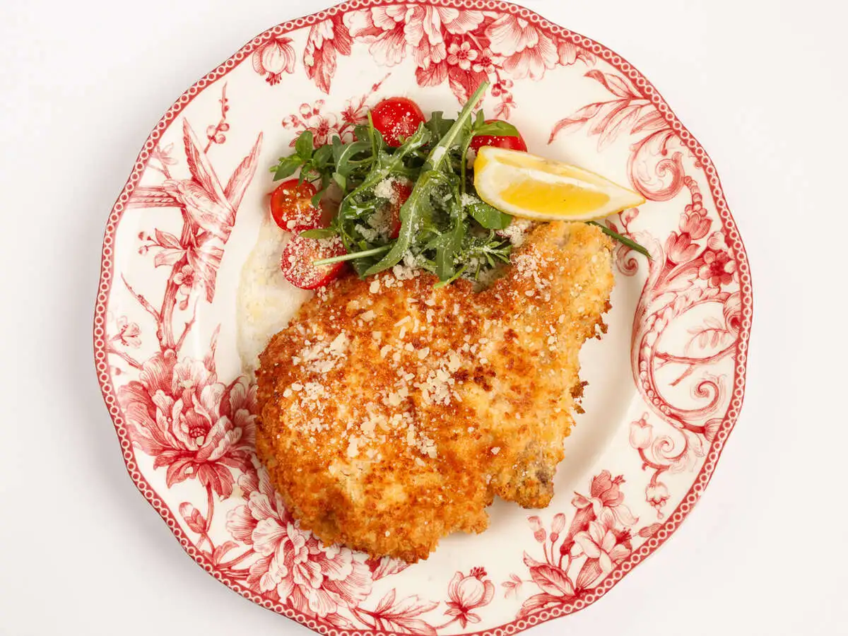 Свинина по-милански с зеленым салатом