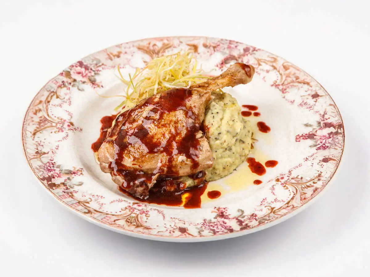 Томлёная утиная ножка с трюфельным пюре и ягодным соусом 