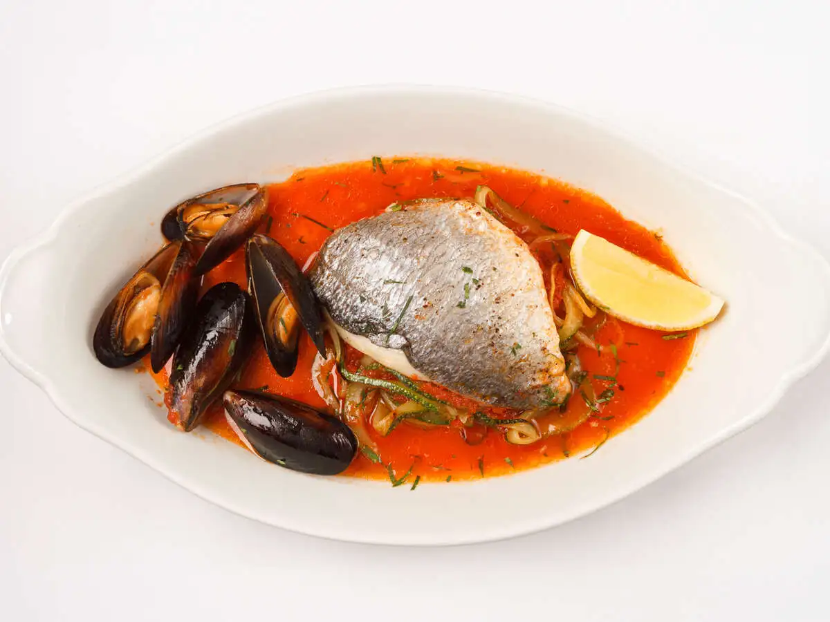 Дорадо с мидиями и лапшой из цукини в томатах