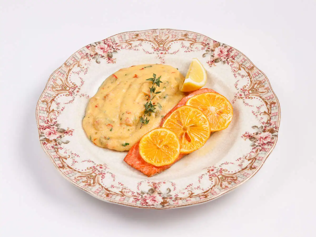 Форель, запеченная с цитрусом, и полента с вялеными томатами