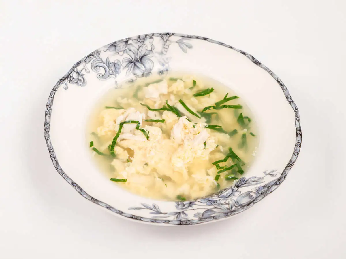 Римский куриный суп с яйцом и шпинатом