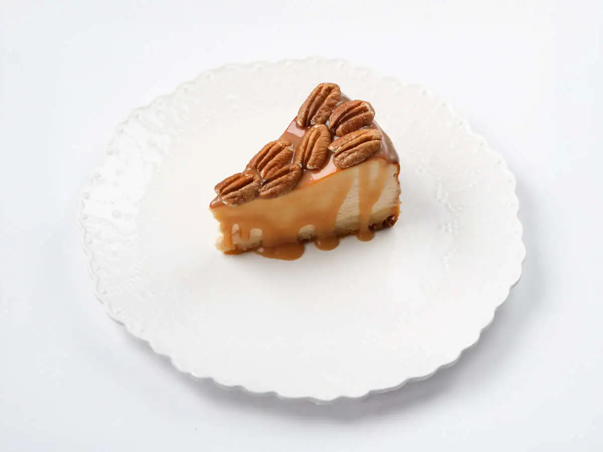 Чизкейк с карамелью и пеканом