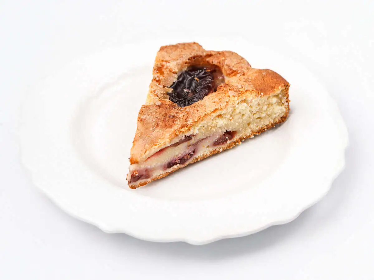 Домашний сливовый пирог с ванильным мороженым