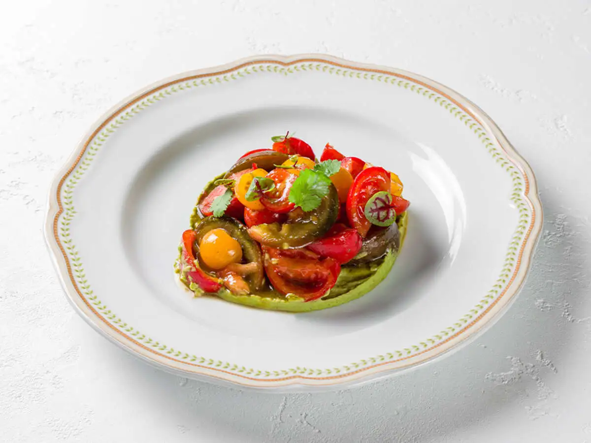 Салат с хумусом и томатами