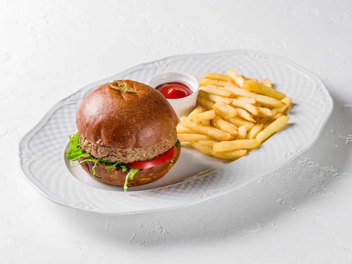 Бургер с котлетой из растительного мяса