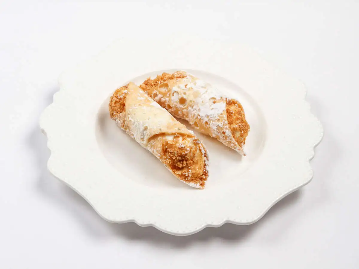 Пара канноли с пикантным кремом и цедрой