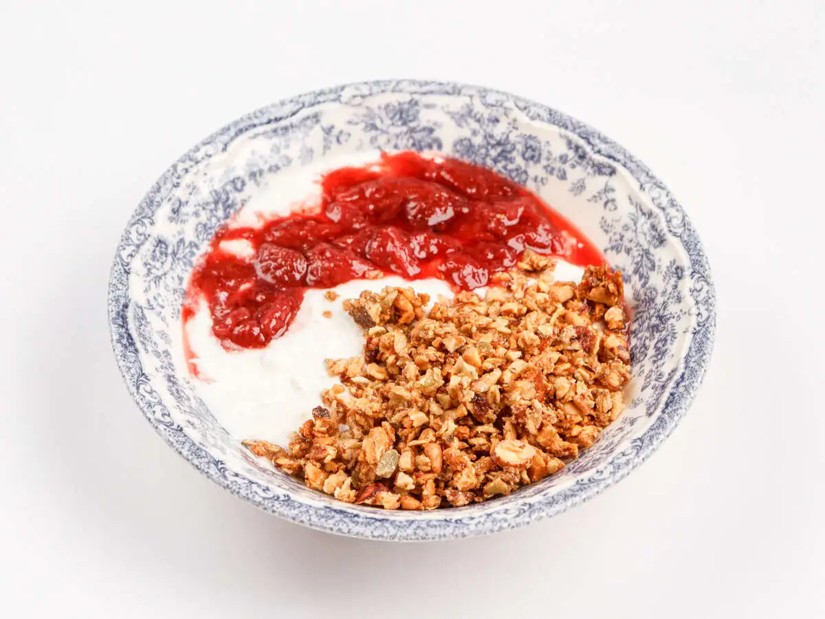 Гранола с домашним йогуртом и ягодным соусом
