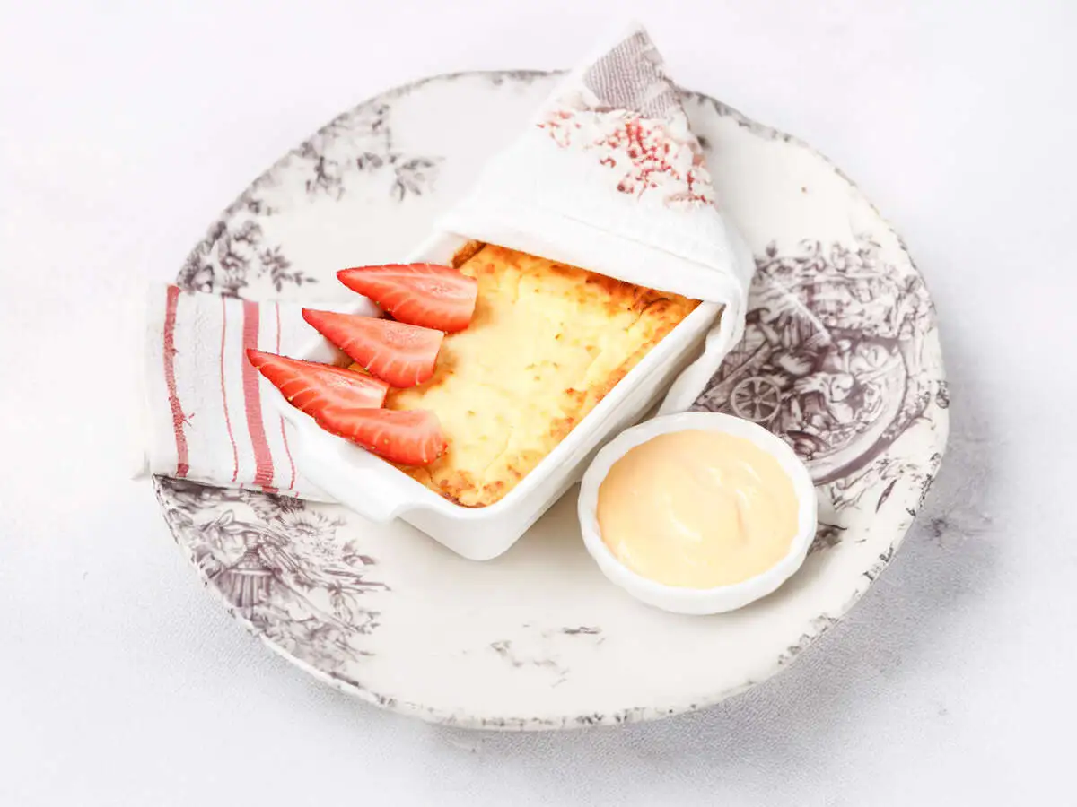 Запеканка из рикотты с ванильным соусом и клубникой