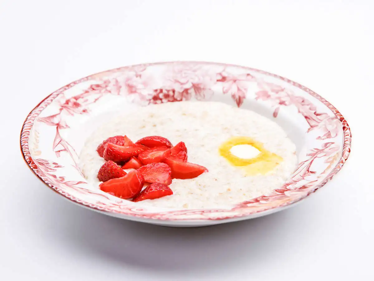 Овсянка на молоке с клубникой