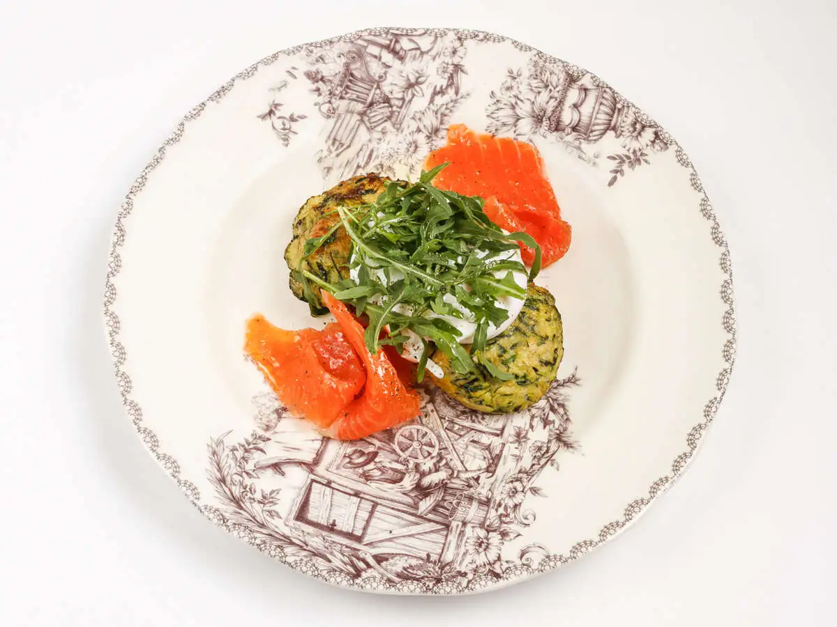 Оладьи из цукини с яйцом пашот и форелью