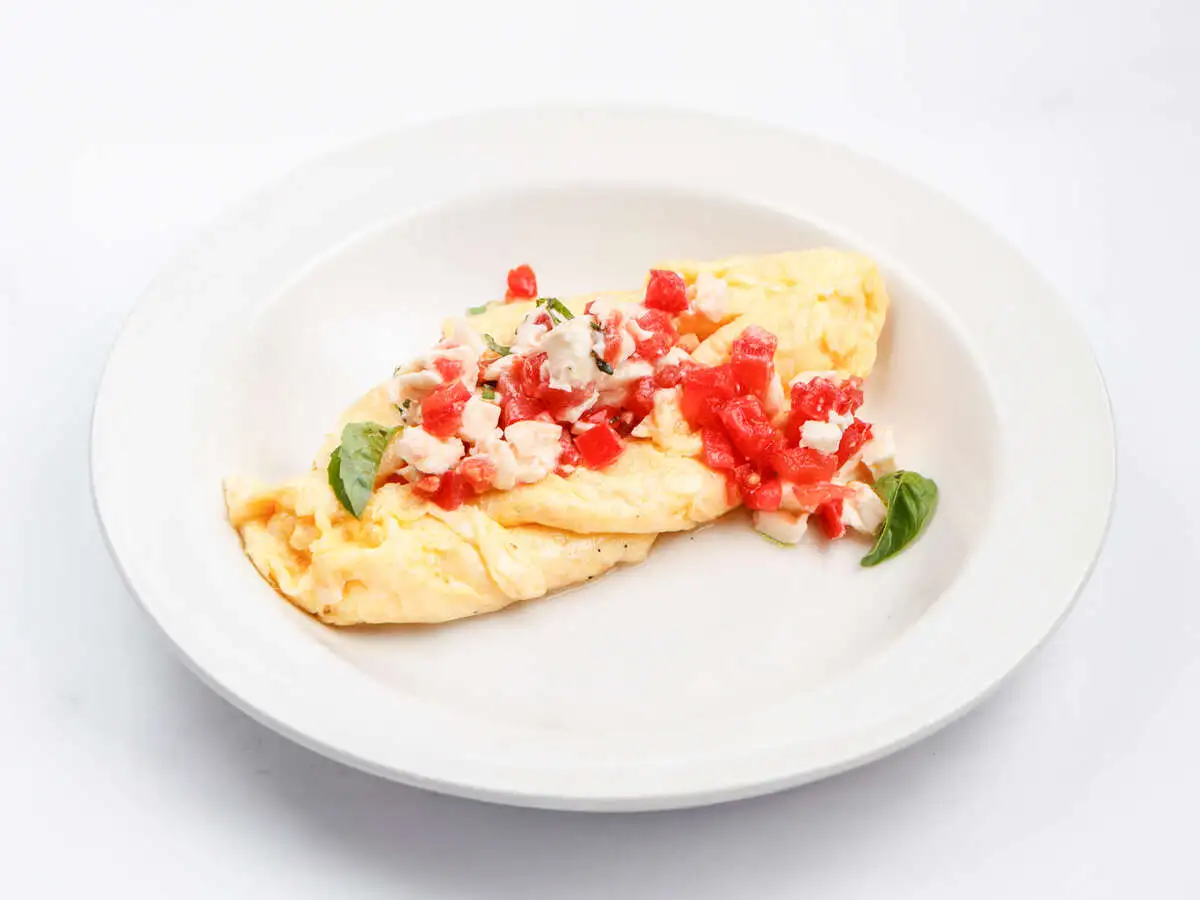 Омлет со сладкими помидорами и моцареллой