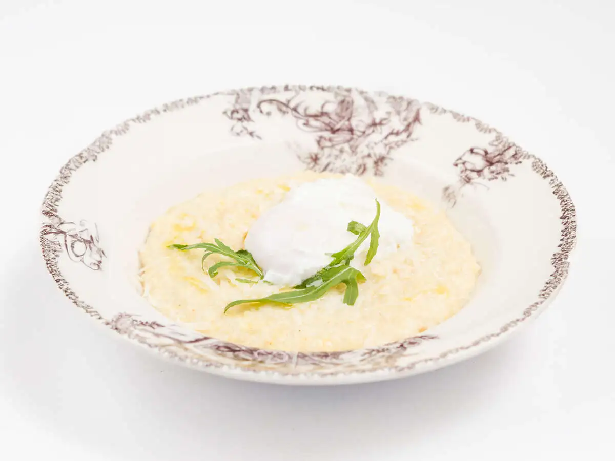 Пшённая каша с яйцом пашот и пармезаном