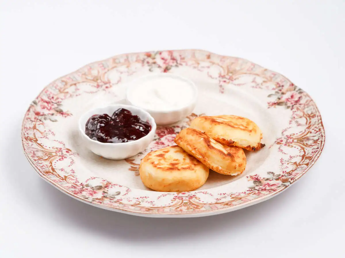 Сырники со сметаной и вишнёвым вареньем