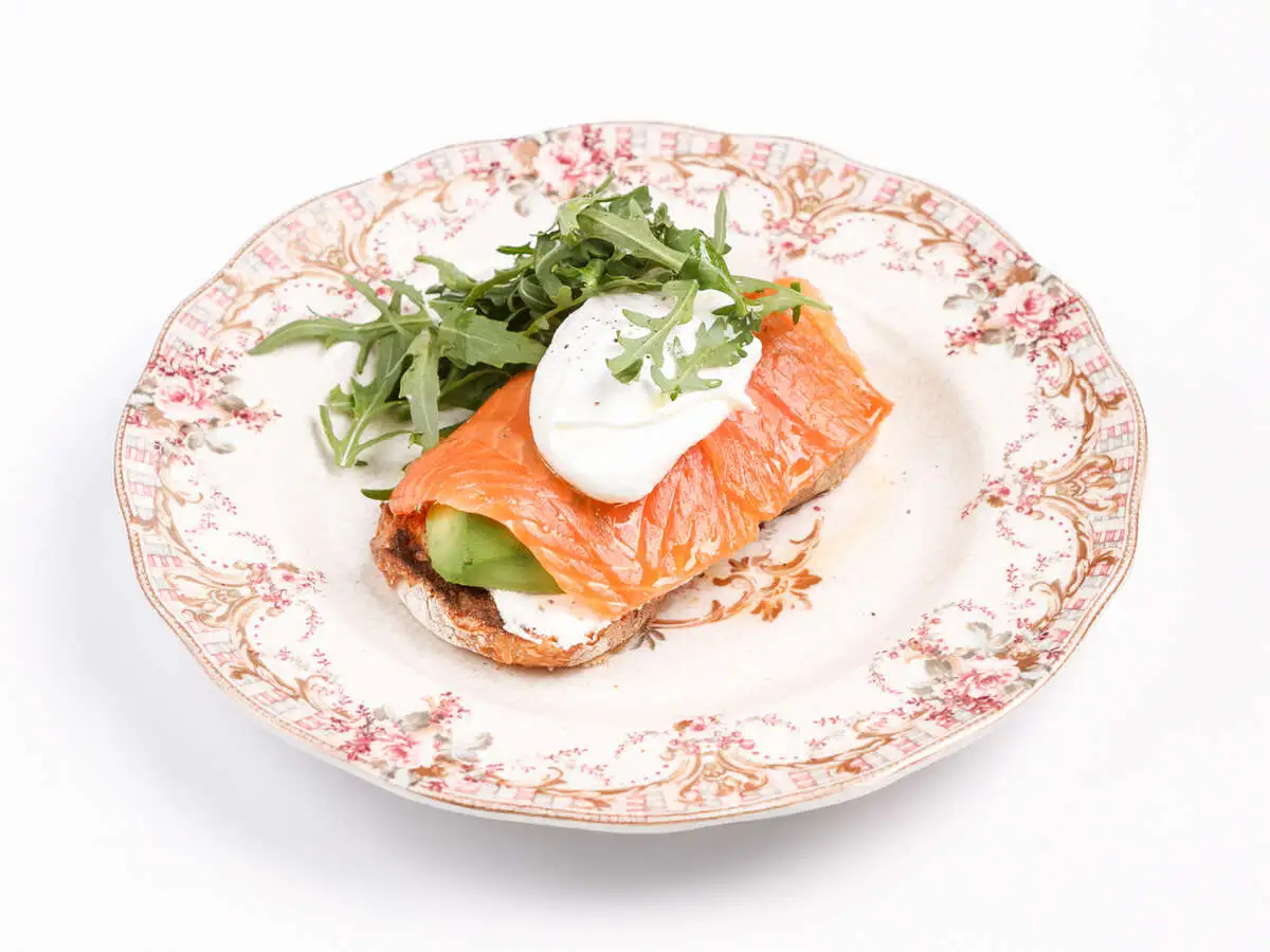 Яйцо пашот с авокадо и форелью на чиабатте