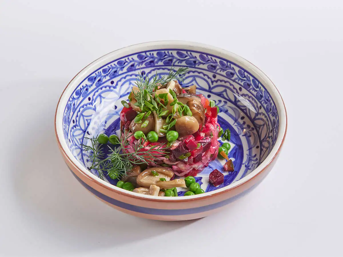 Винегрет с опятами и маринованным луком