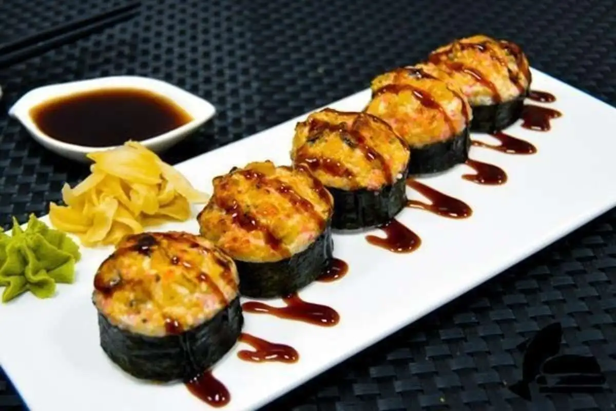 Ролл с мидиями запеченный