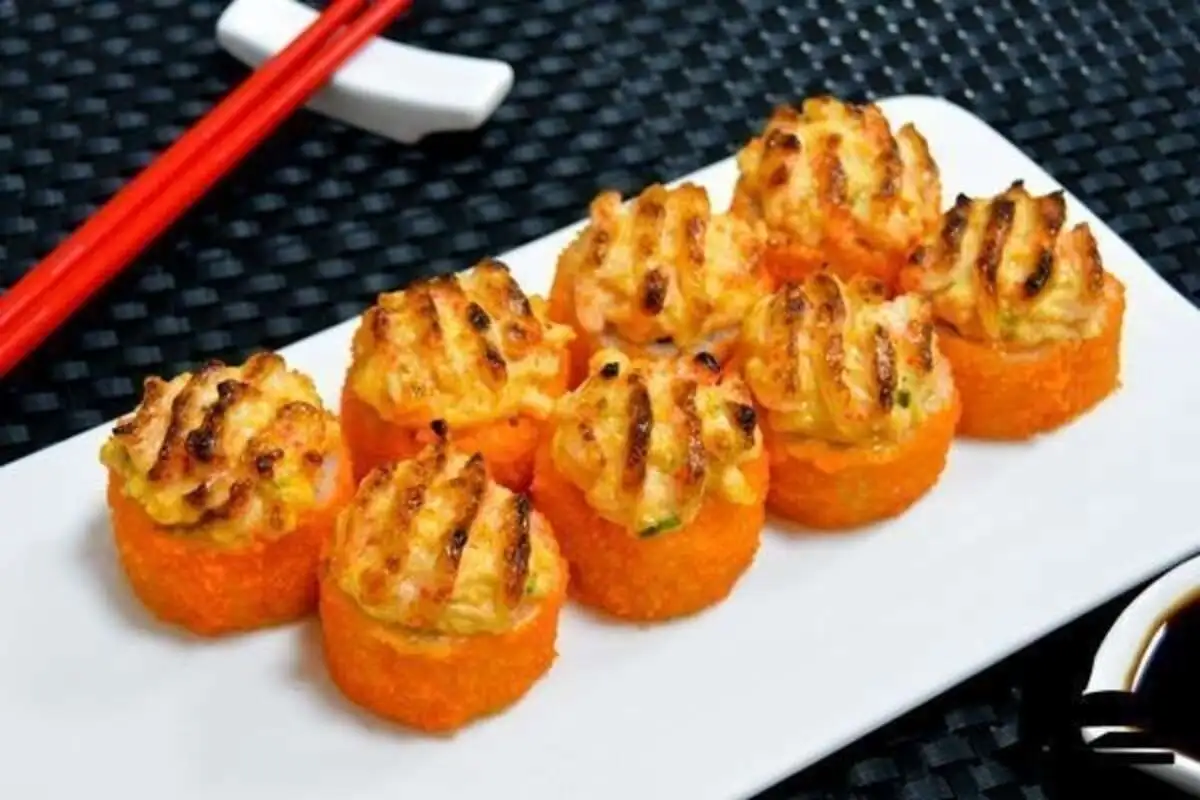 Ролл с лососем запеченный