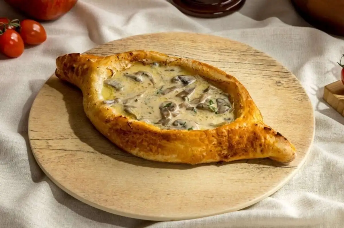 Аджарский хачапури с соусом из трех видов грибов