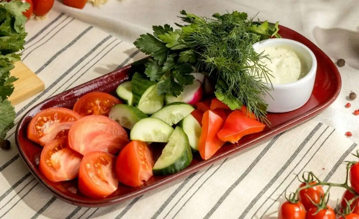 Свежие овощи и зелень с соусом тартар