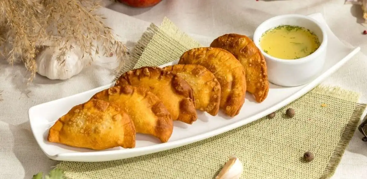 Мини-чебуреки с соусом