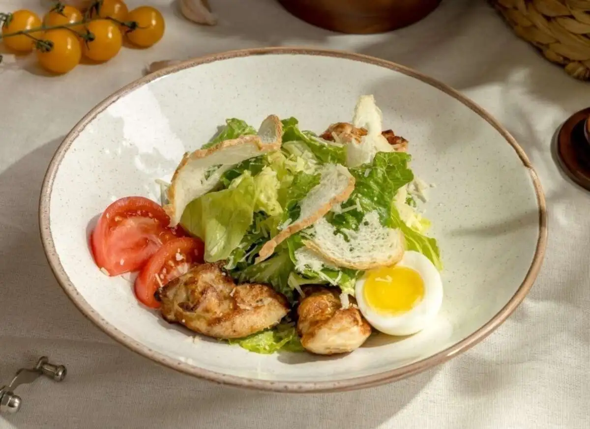 Цезарь с цыпленком на мангале