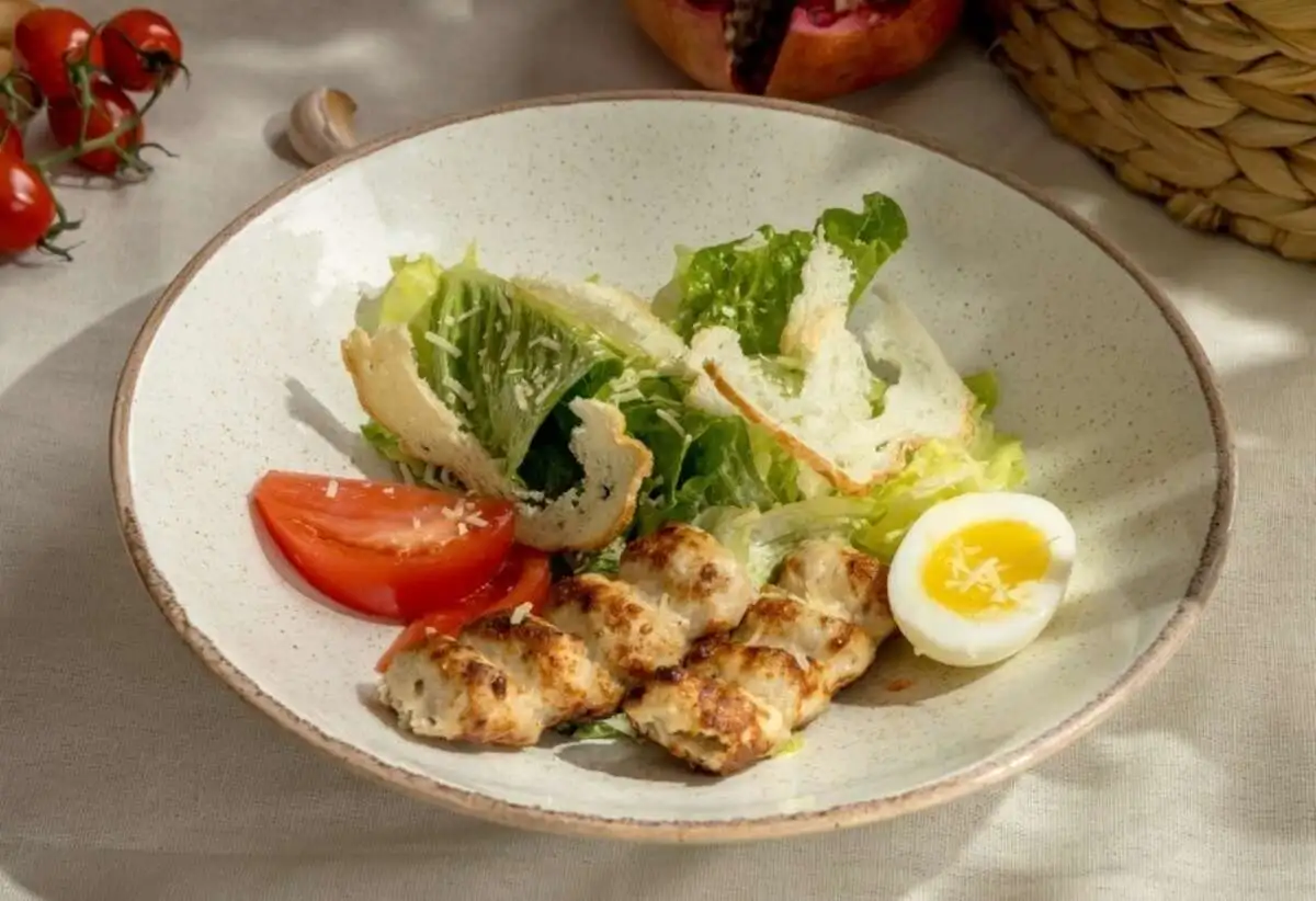 Цезарь с кебабом из цыпленка