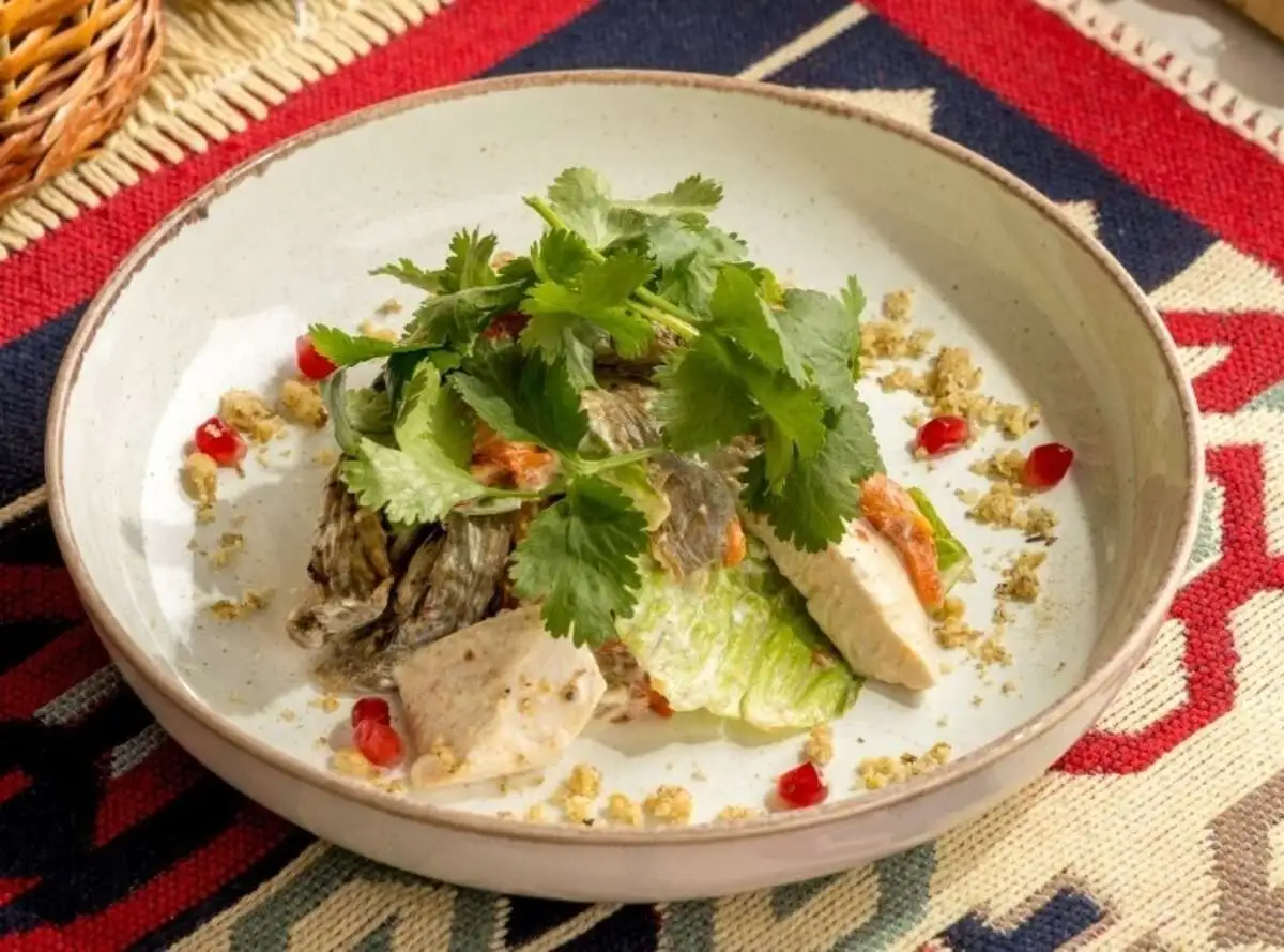 Холодный салат из куриной грудки и печеных овощей