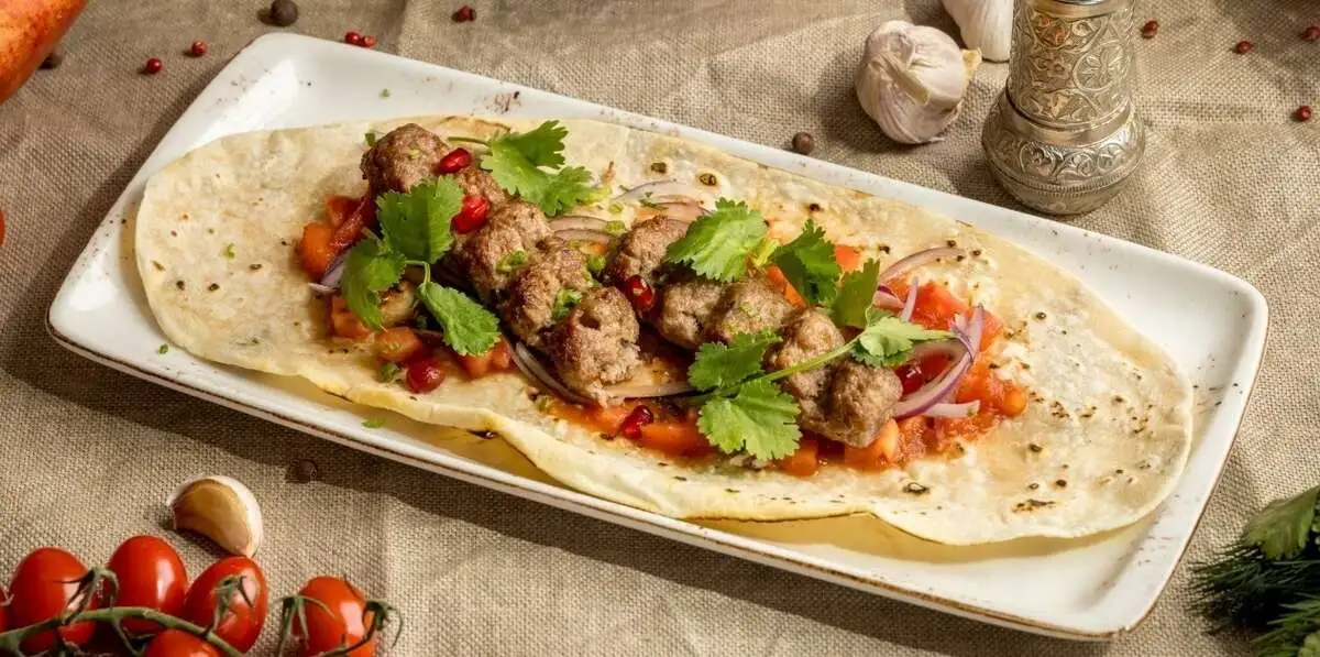 Кебаб из телятины и курицы с копченого сулугуни