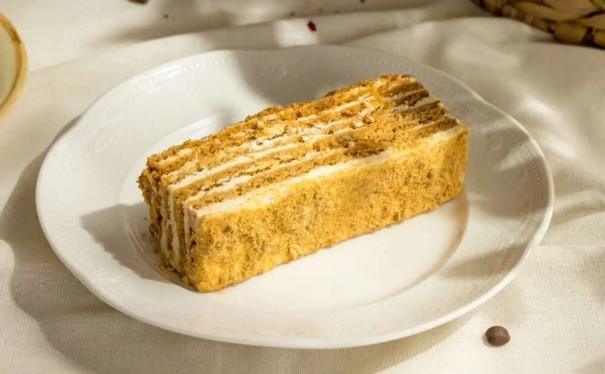 Медовый торт с карамельным соусом