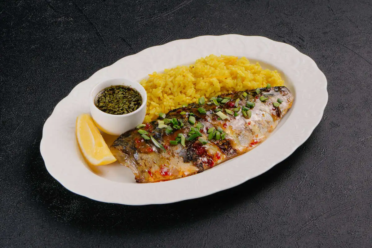 Скумбрия с лимонным рисом и соусом понзу