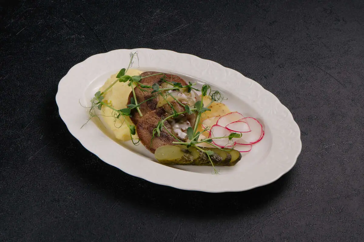 Язык говяжий с пюре из картофеля и хрена