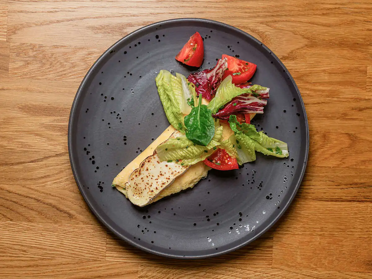 Омлет с томатами и сыром бри