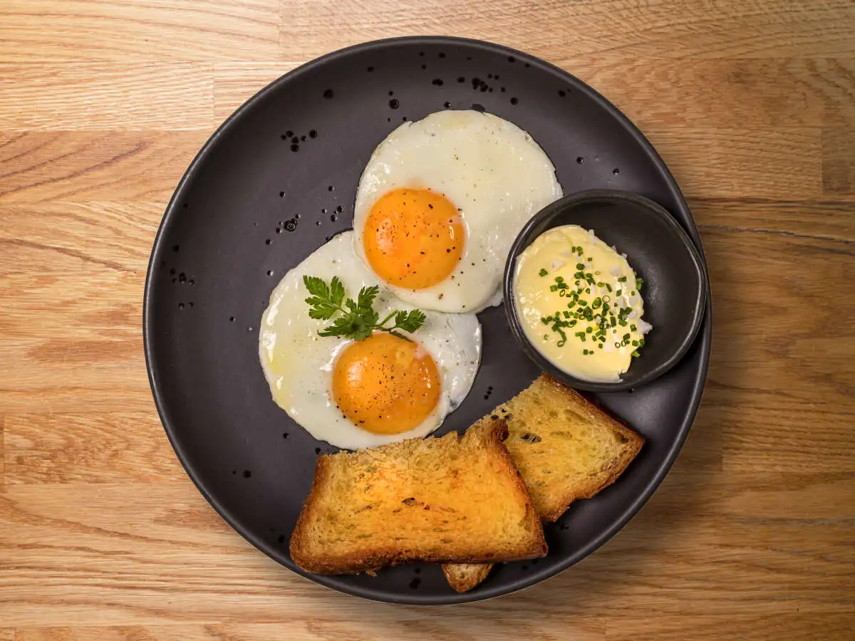 Глазунья 2 яйца на бриошь со взбитым маслом