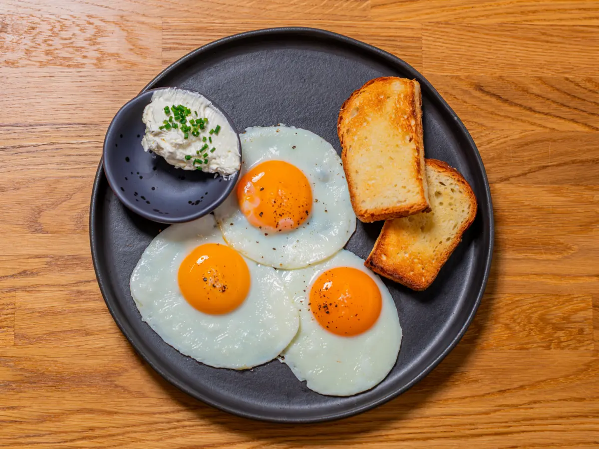 Глазунья 3 яйца на бриошь со взбитым маслом