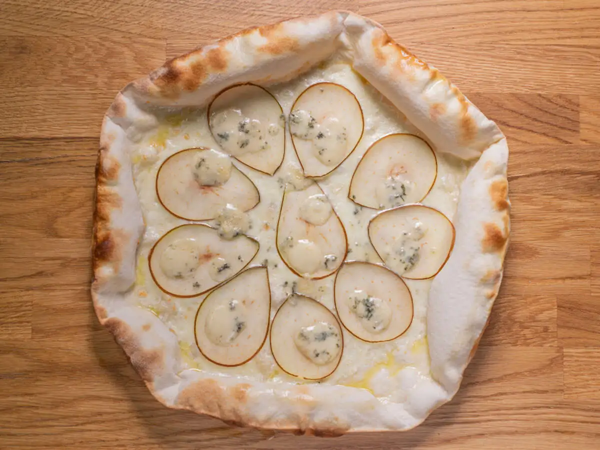 Горгондзола и груша на тончайшем тесте