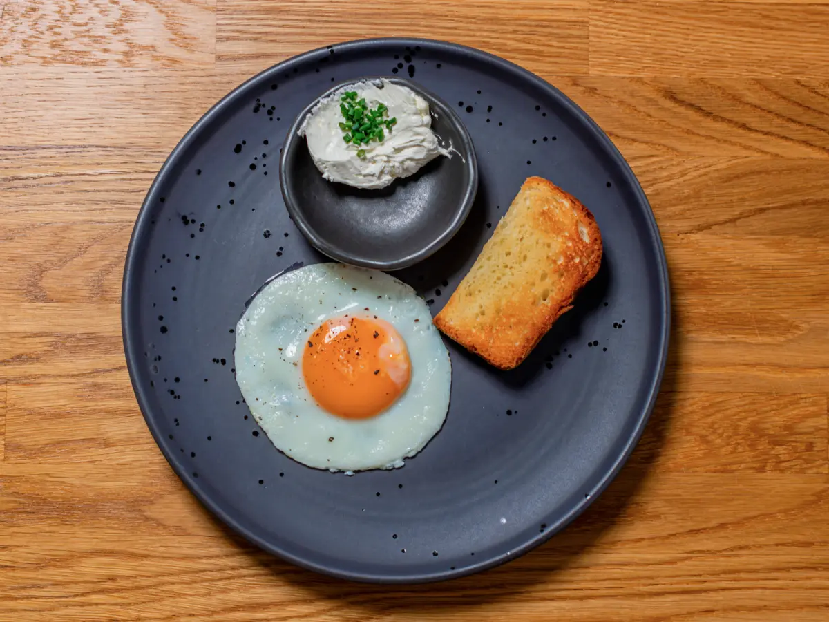 Глазунья 1 яйцо на бриошь со взбитым маслом