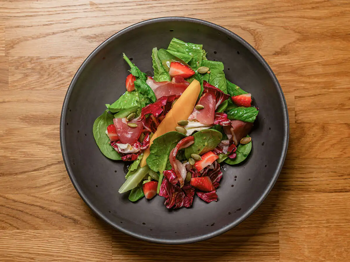 Салат с вяленой уткой и манго