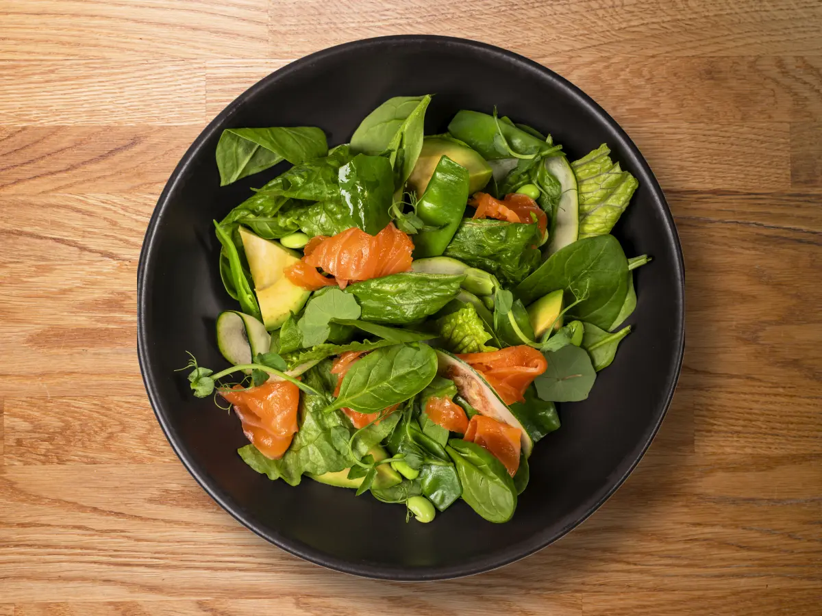 Салат с лососем и авокадо