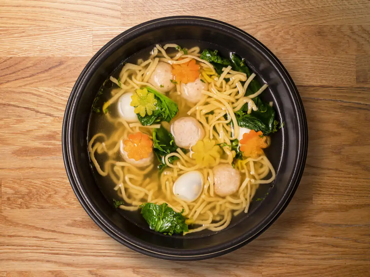 Куриный бульон с фрикадельками