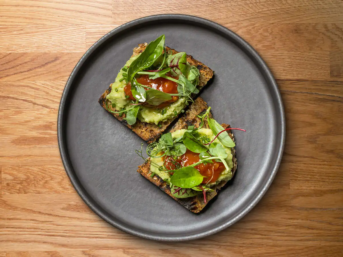 Брускетта с авокадо.