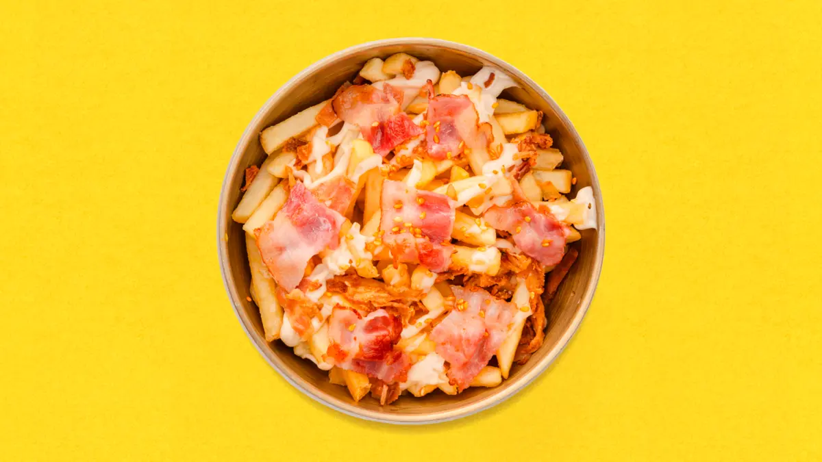 Картофель фри с беконом в трюфельном соусе