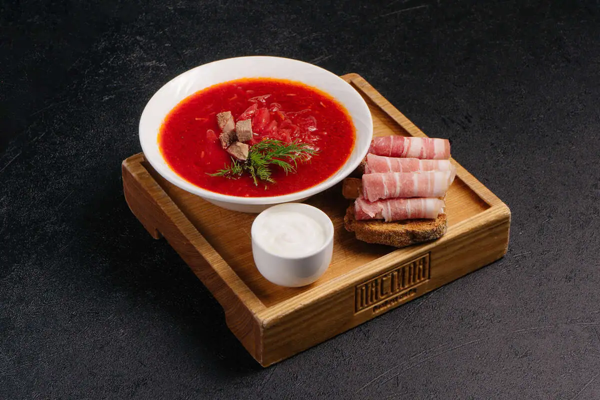 Борщ с чесночными гренками и сметаной