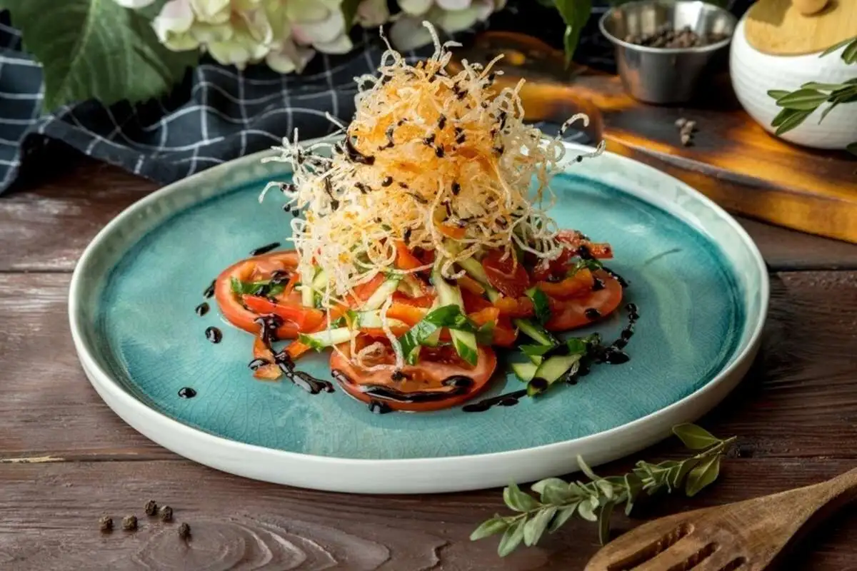 Салат из свежих овощей с фунчозой