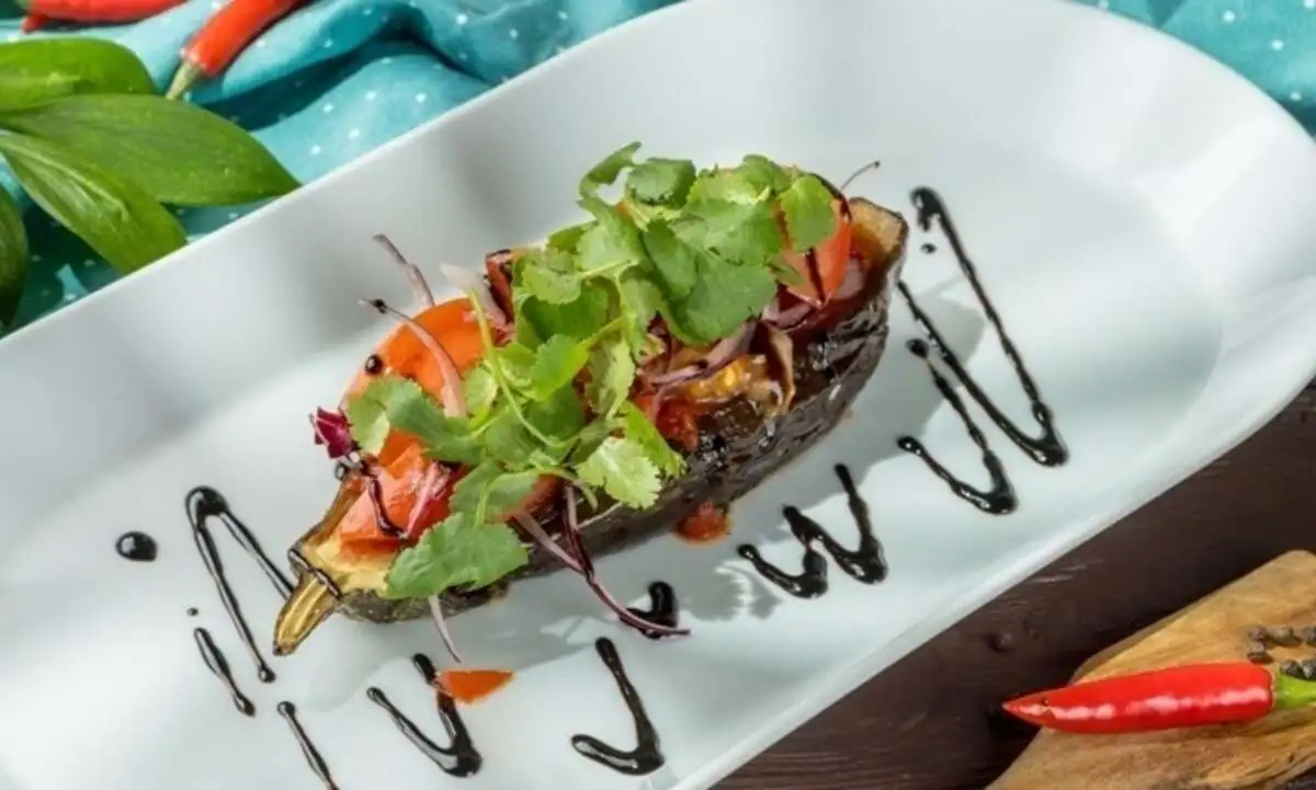 Баклажан с помидором и красным луком