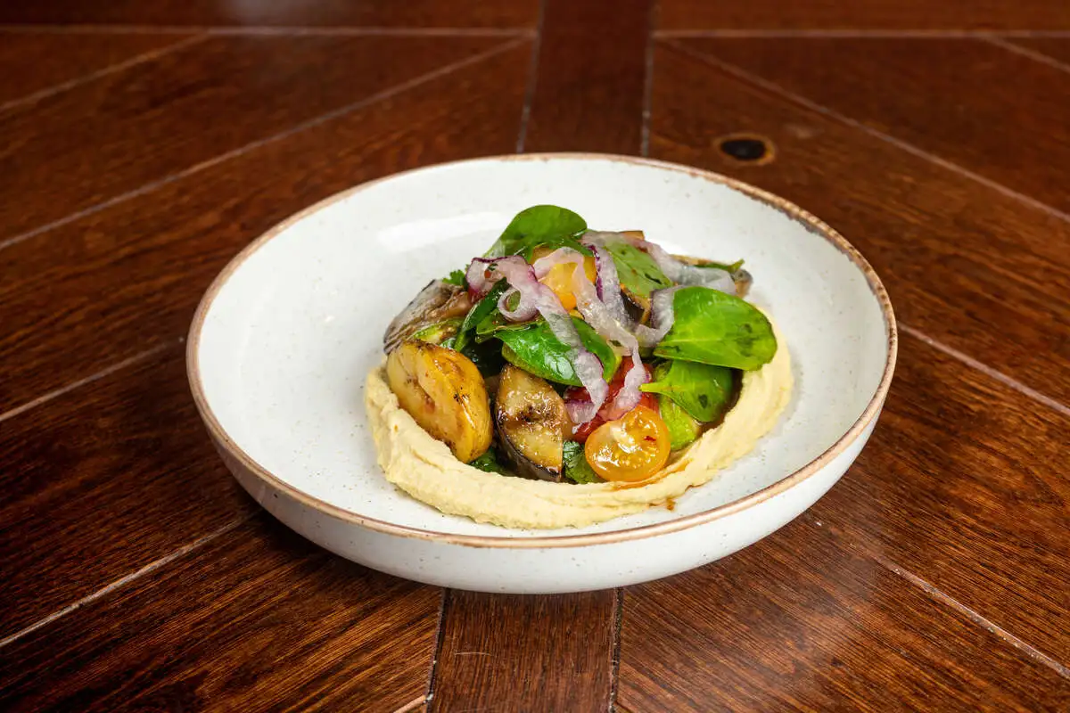 Салат с хумусом и овощами гриль 