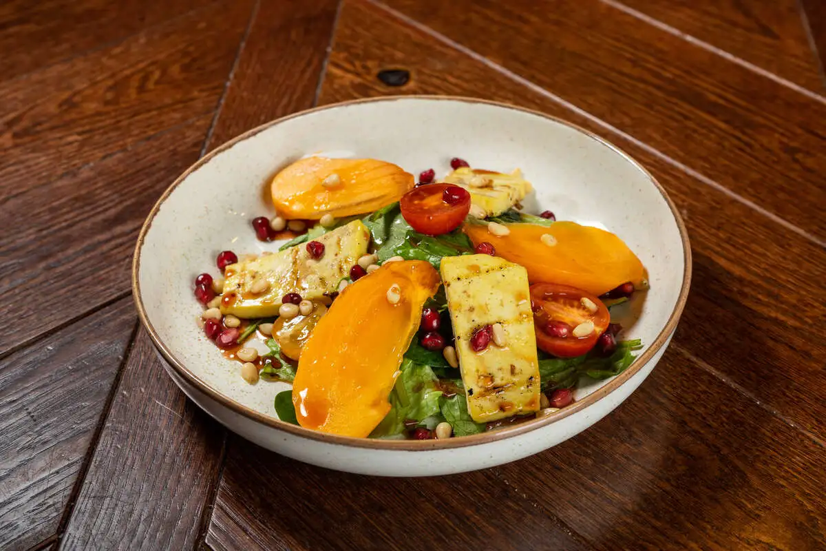 Салат со шпинатом и кедровыми орехами