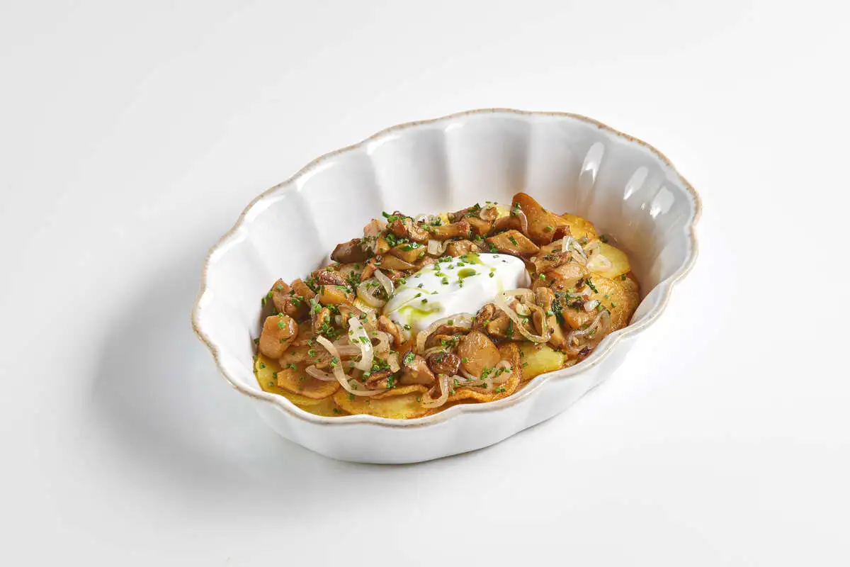 Жареный картофель с белыми грибами