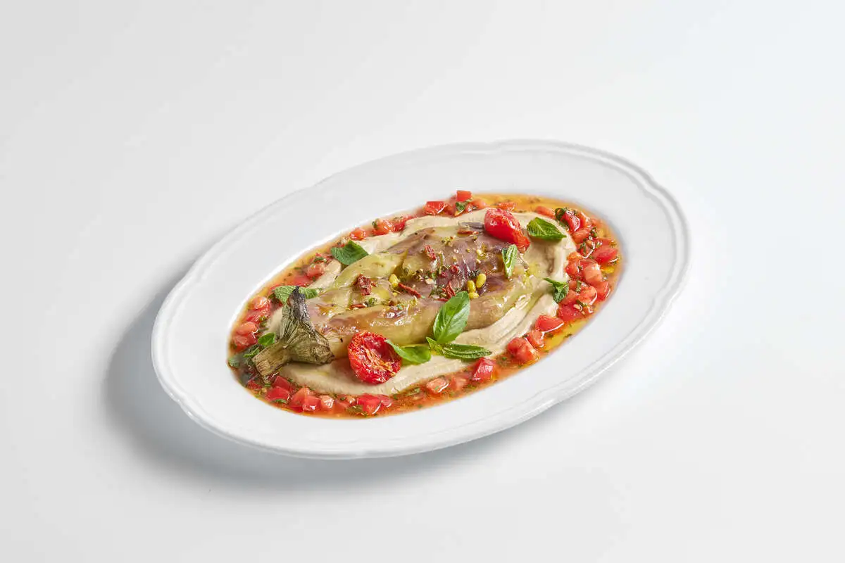 Печеный баклажан с хумусом и томатом