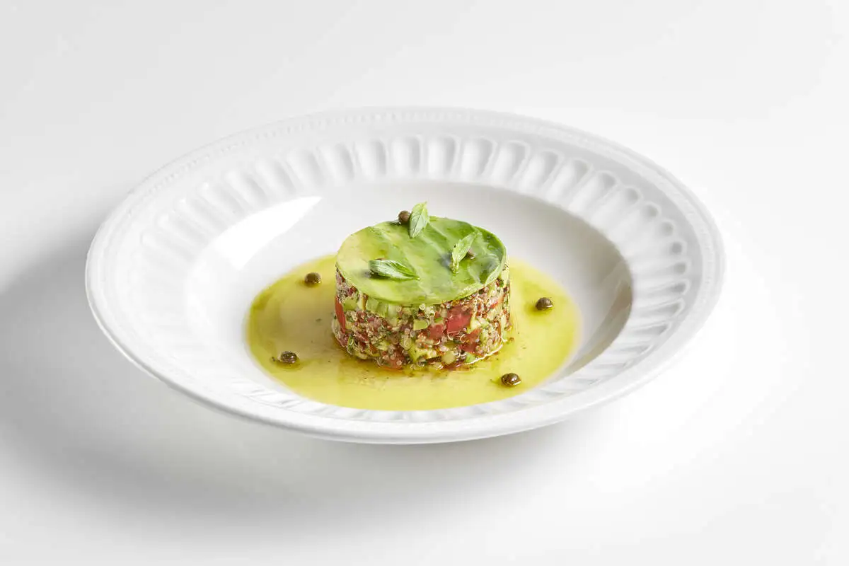 Салат с киноа и авокадо